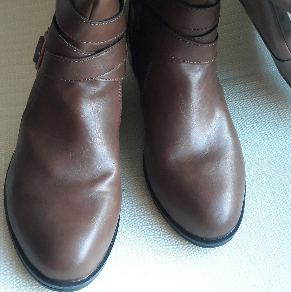 New Size 9 Brown womens boots Arizona